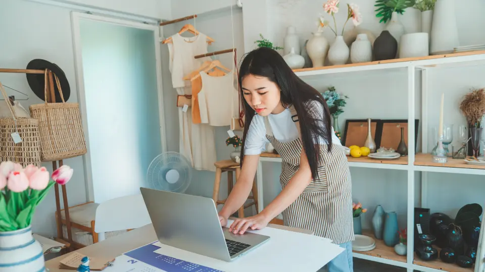 Person replying to google reviews