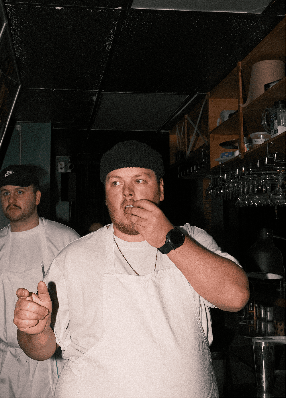 Le chef du Ambre goutte à ses plats dans la cuisine.