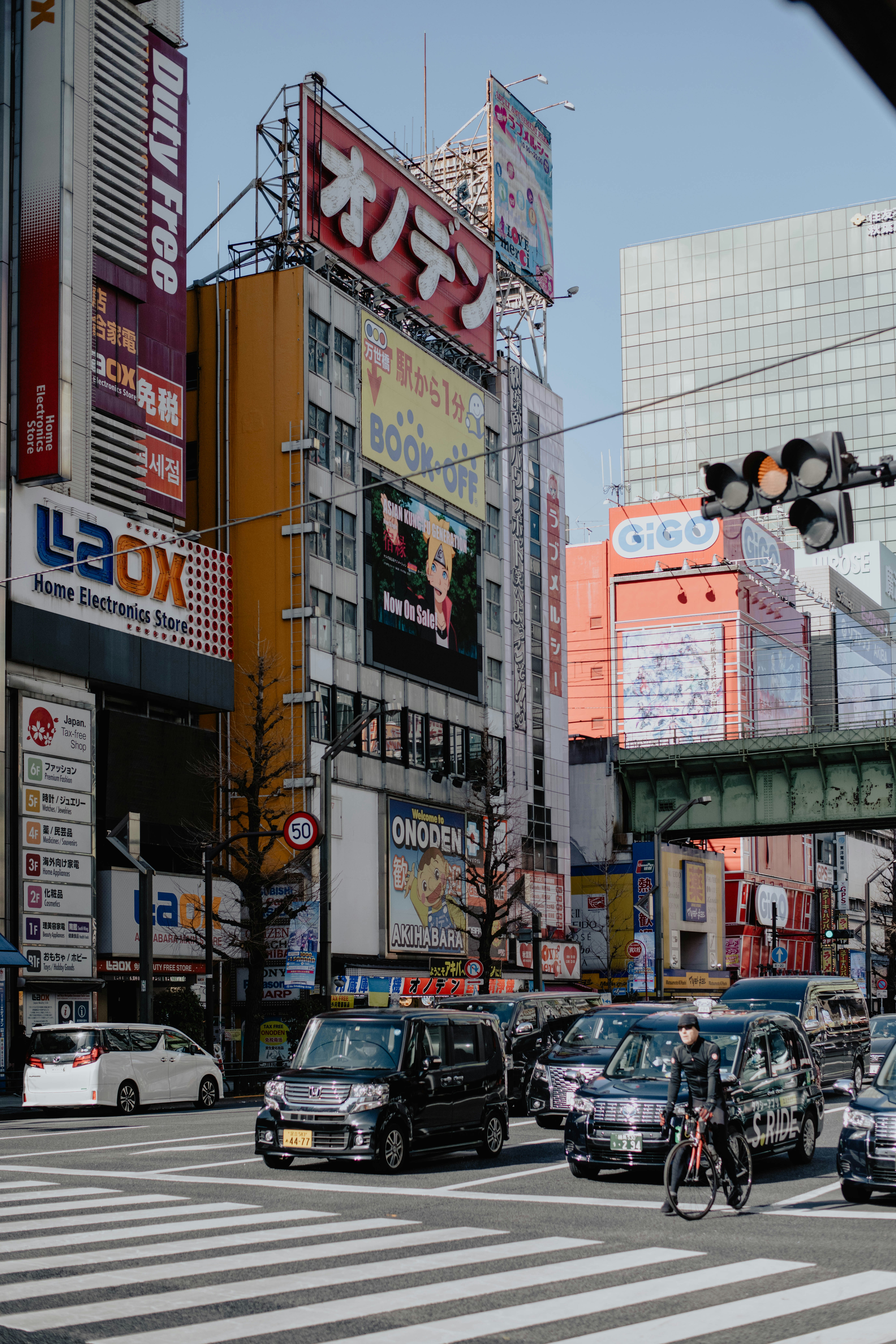 a busy city street filled with lots of traffic
