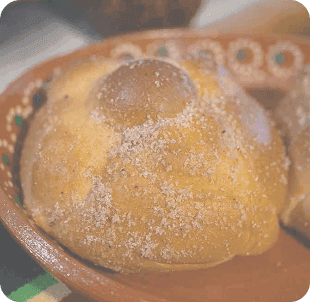 Pan de muerto cubierto con azúcar y huesitos decorativos, relleno con cajeta, edición especial de temporada Horneology.