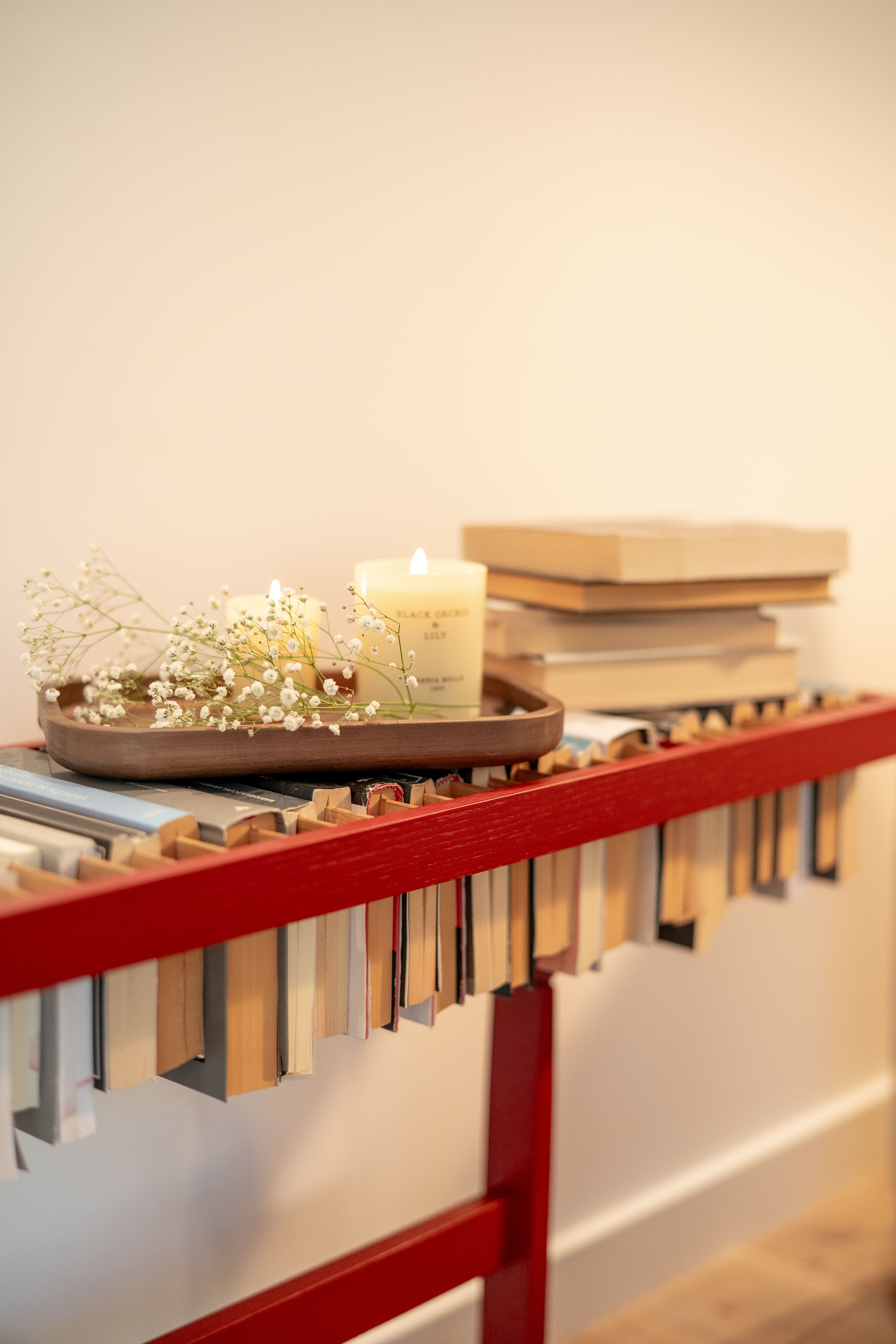 Estantería de libros roja con decoración