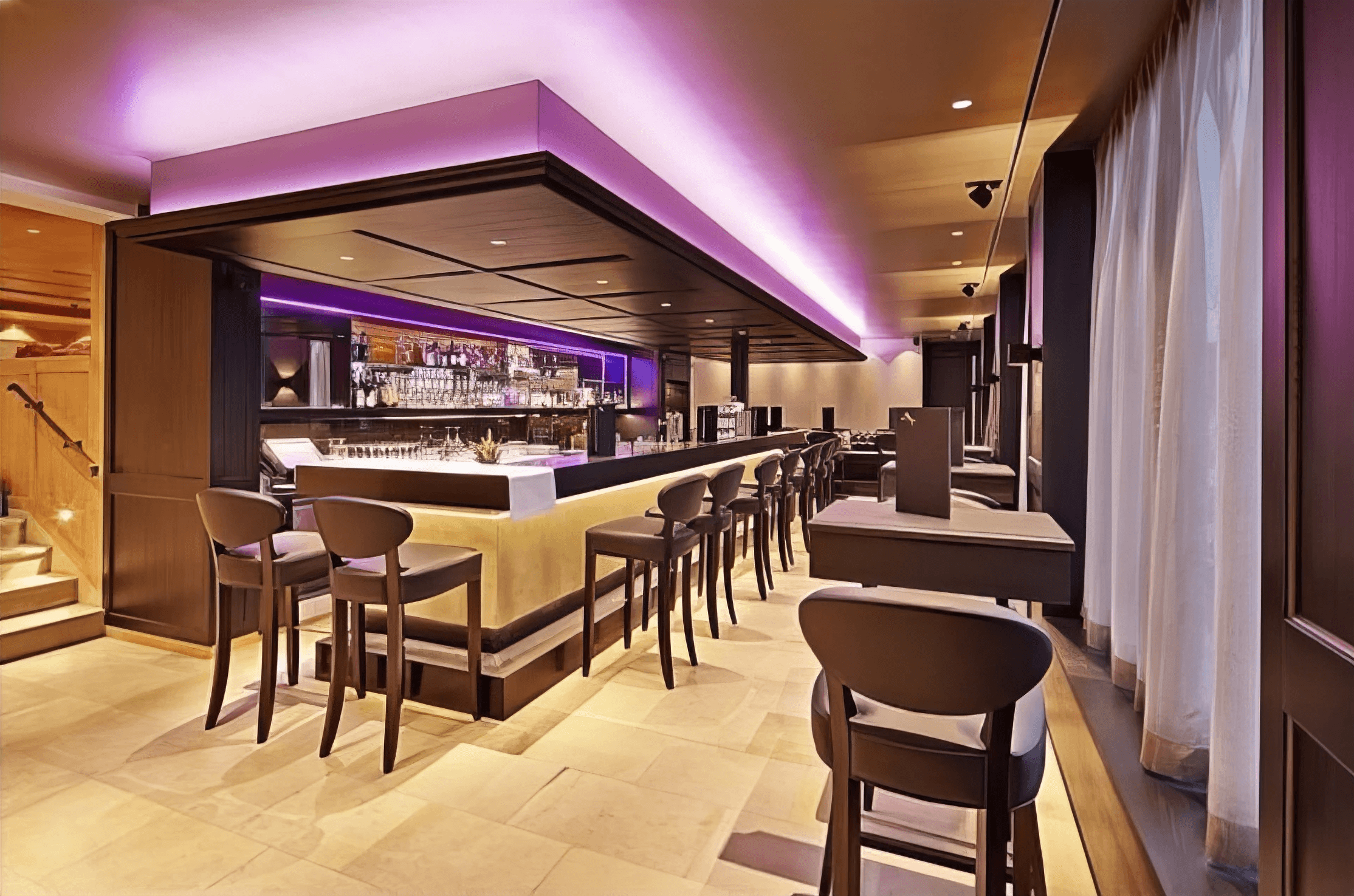 MW Interior Referenzprojekt Sporthotel Montafon – hochwertige Hoteleinrichtung mit elegantem Barbereich und stimmungsvoller Beleuchtung