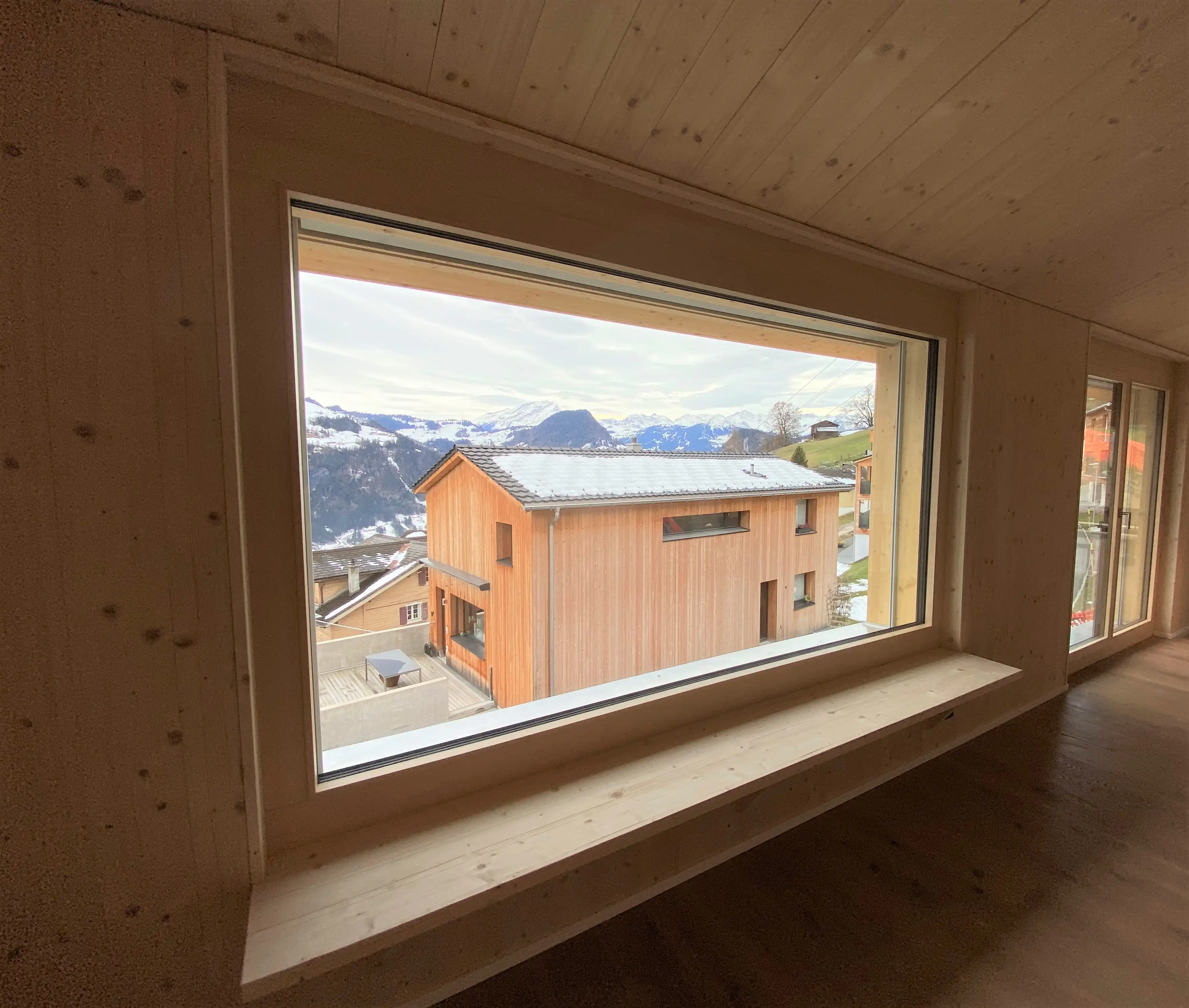 Neubau Zweifamilienhaus Fanas mit Panoramafenster - Niggli Architektur Graubünden