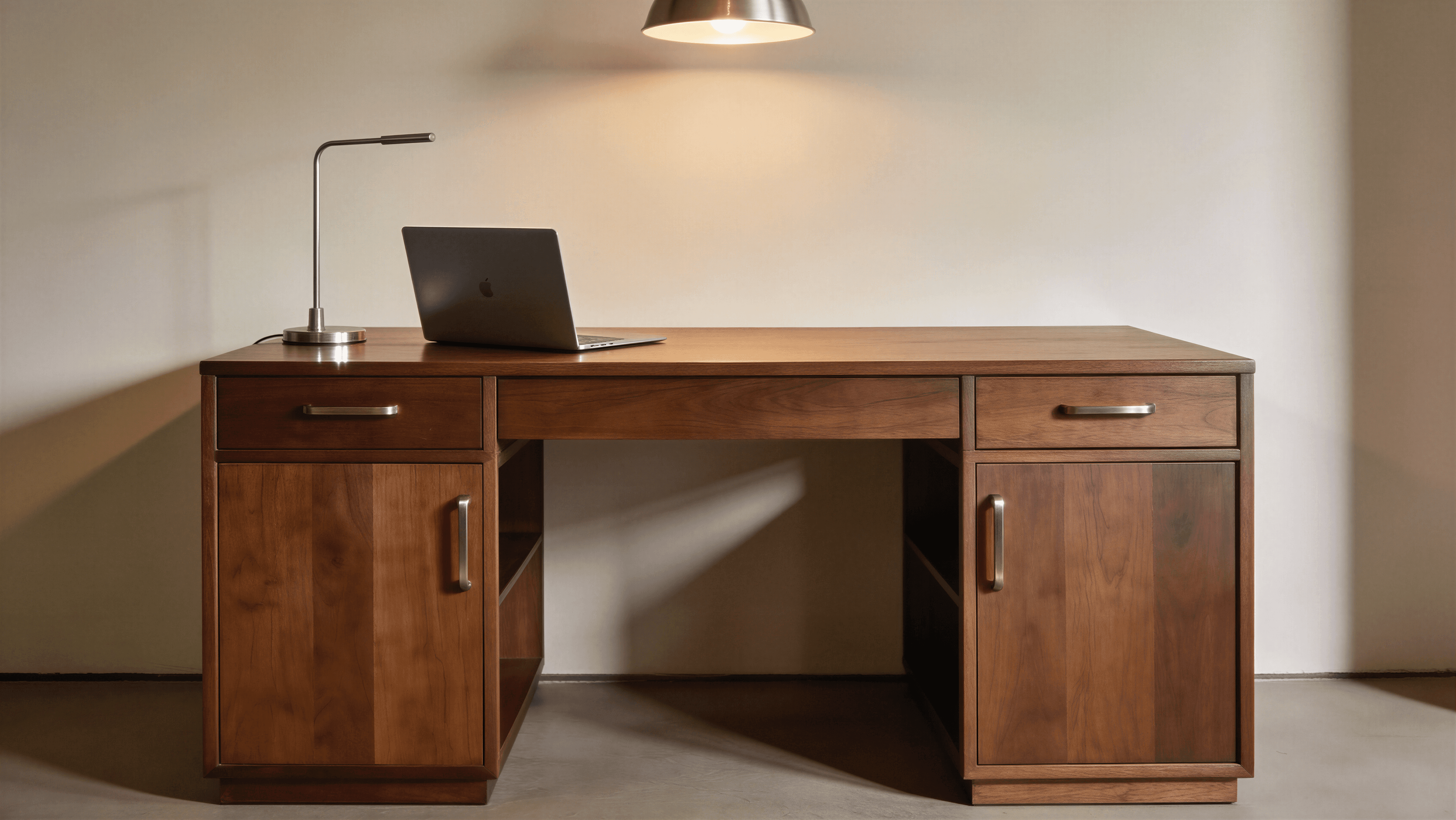 Birou executive din lemn masiv, design clasic, lumină punctuală și finisaje naturale.