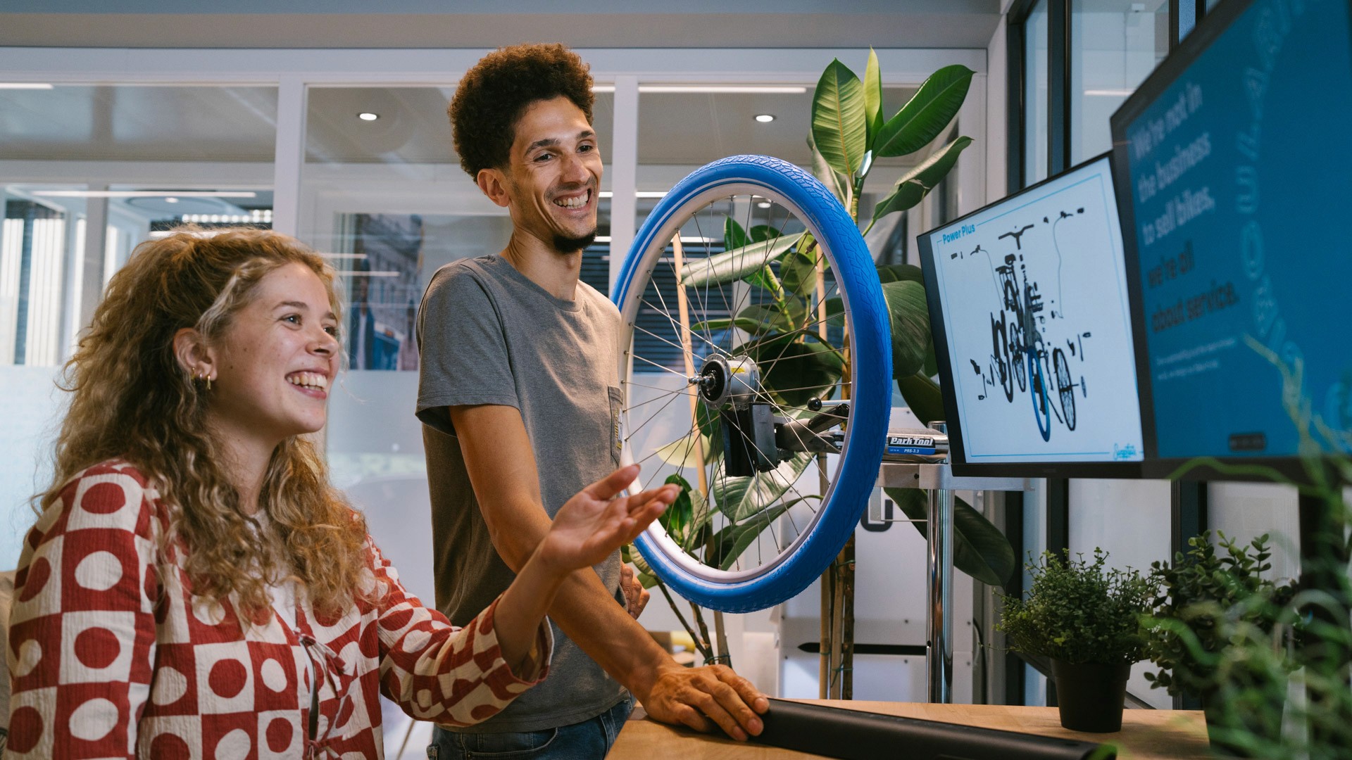 Dos-personas-trabajando-juntas-con-un-propósito