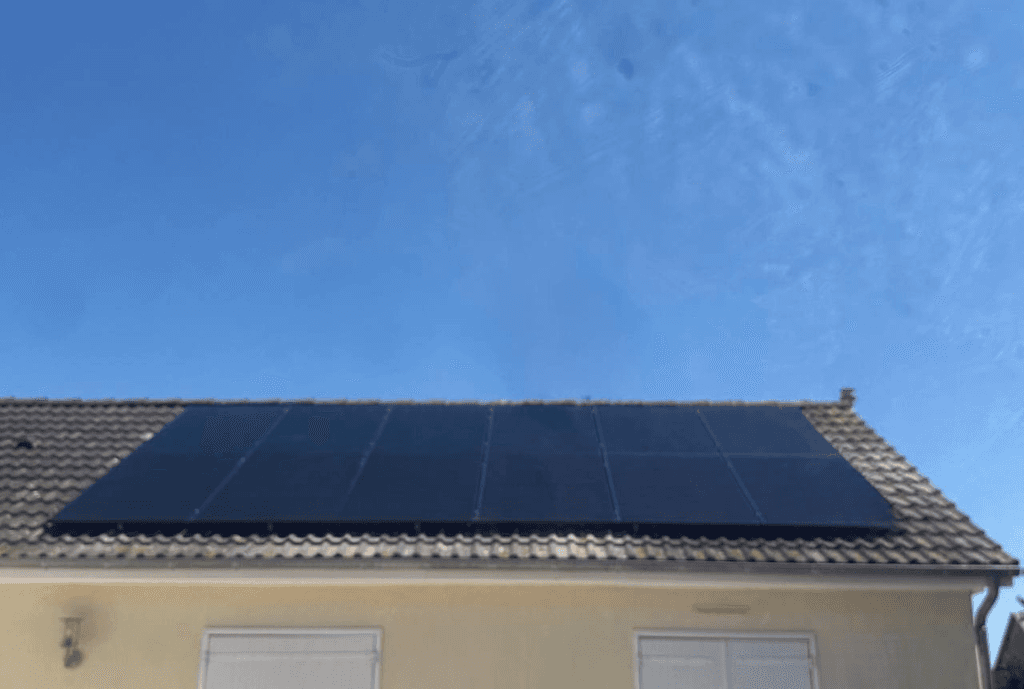 Photo d'une maison à Arçay en France équipée de panneaux photovoltaïques dont l'installation a été faite par Solarock.