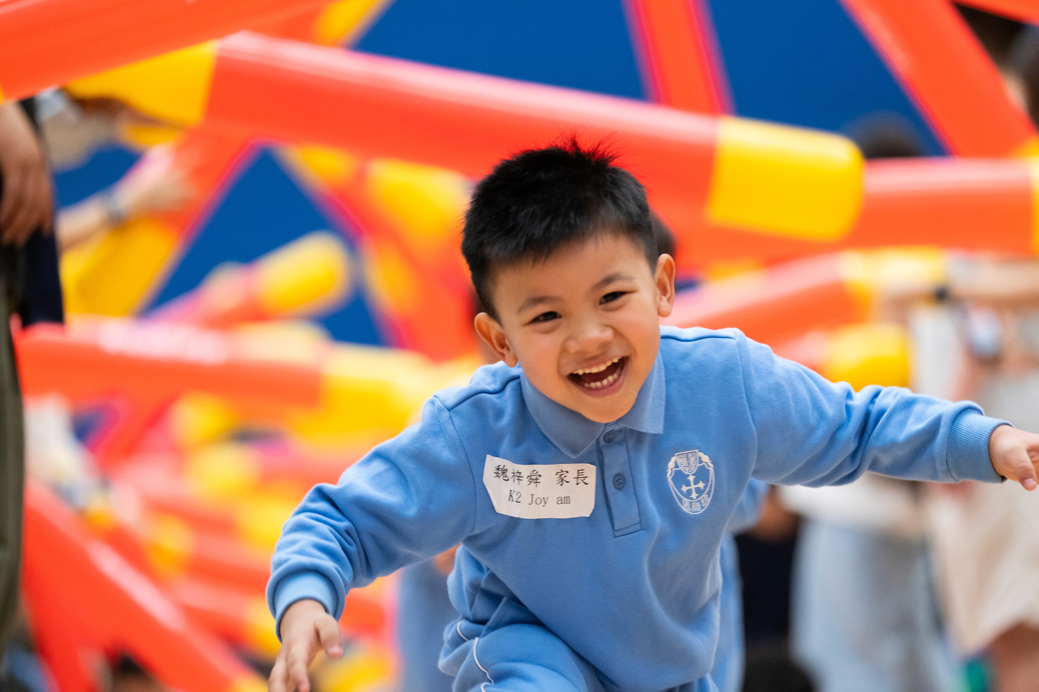 幼兒手持金剛棒參與團體競技
