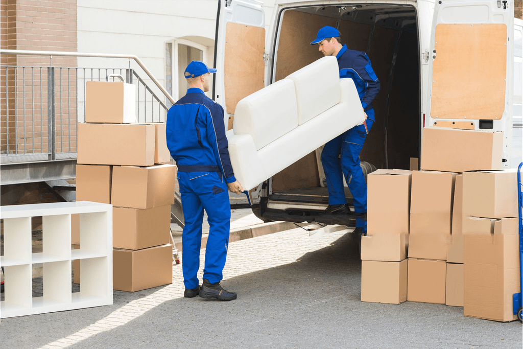 Utovar nameštaja – selidba dvoseda u kombi vozilo od strane profesionalnih radnika za selidbe