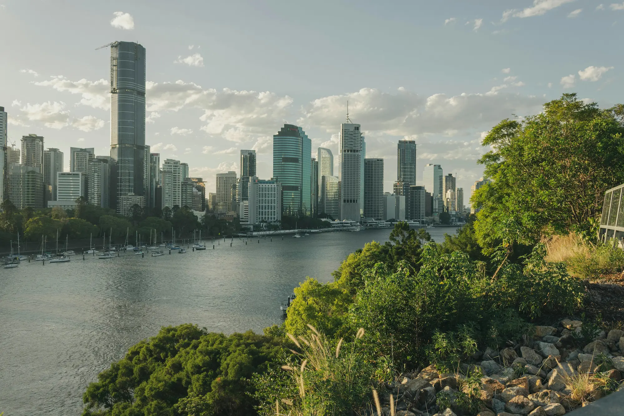 Vue panoramique d’une ville moderne avec des gratte-ciel au bord d’un fleuve