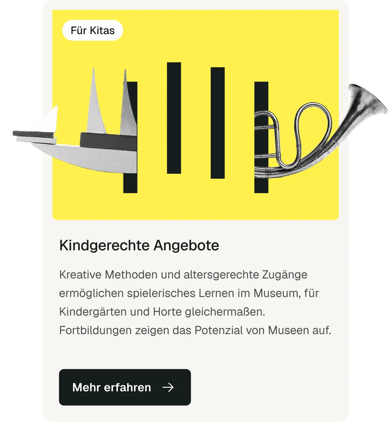 Kachel „Kindgerechte Angebote“ mit Schieblehre, Boot und Blechblasinstrument