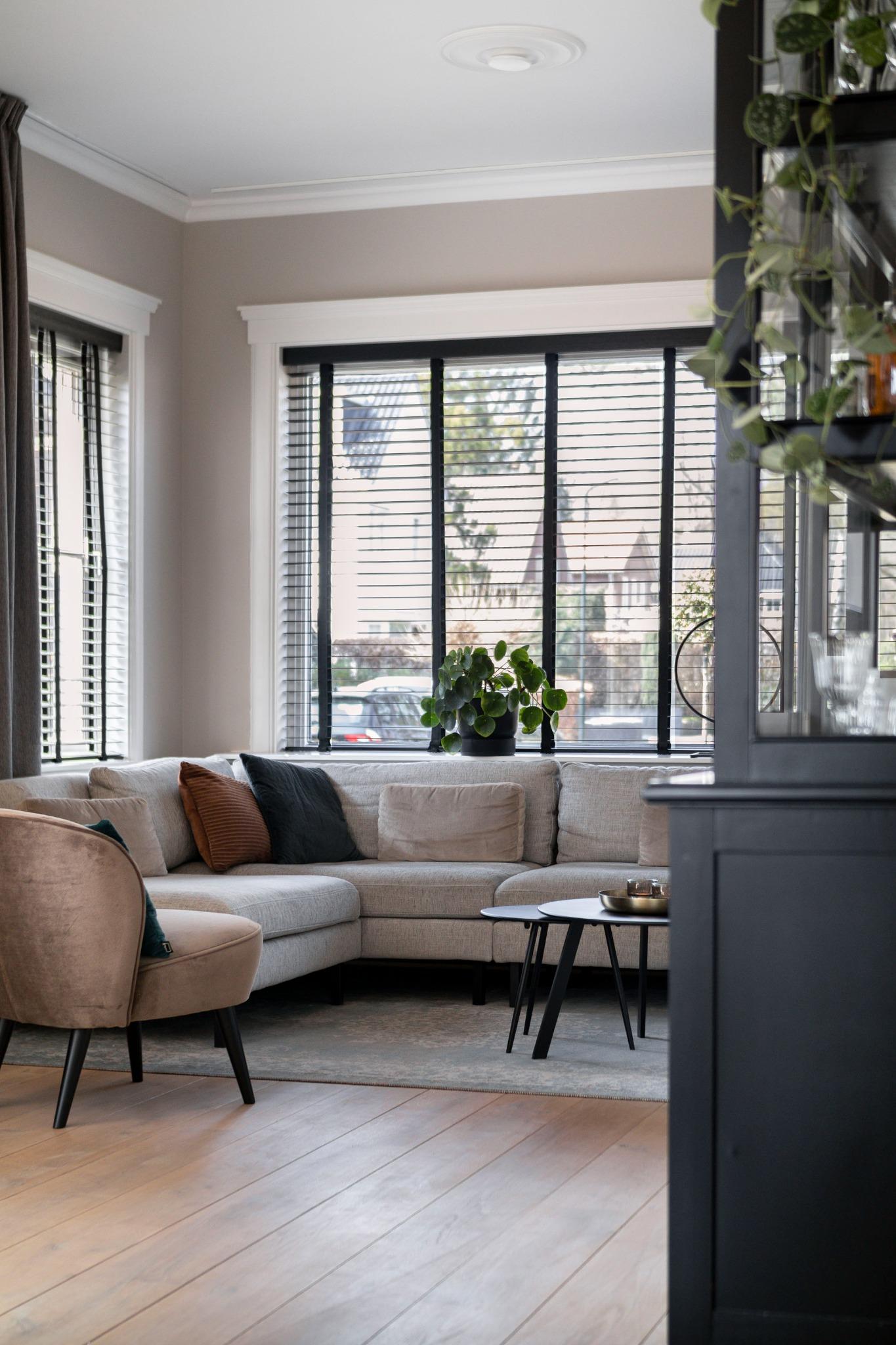 zithoek jaren 30 woning met zwarte jaloezieen