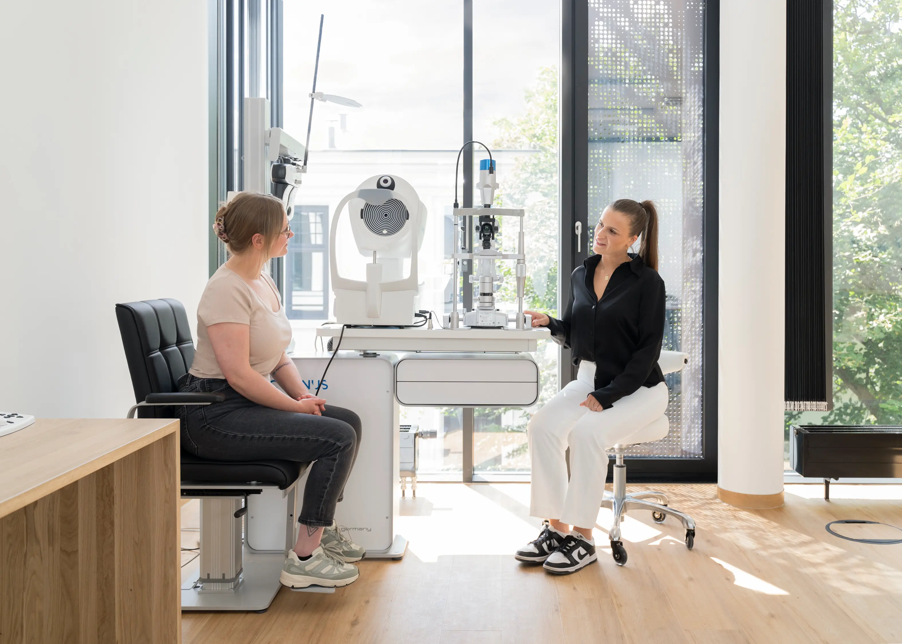 Bild von zwei sprechenden Frauen