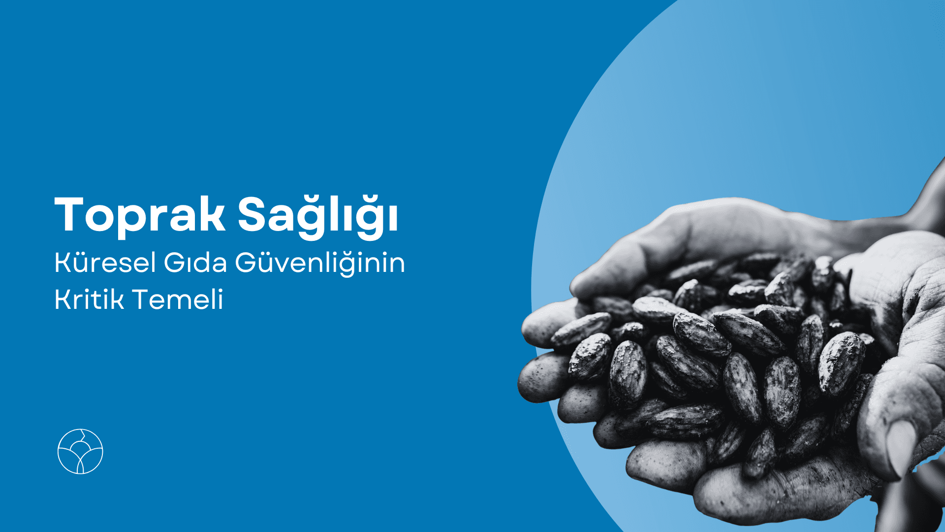 Mavi arka planda, iki avuç içinde tohum veya çekirdek tutan bir çiftçi.