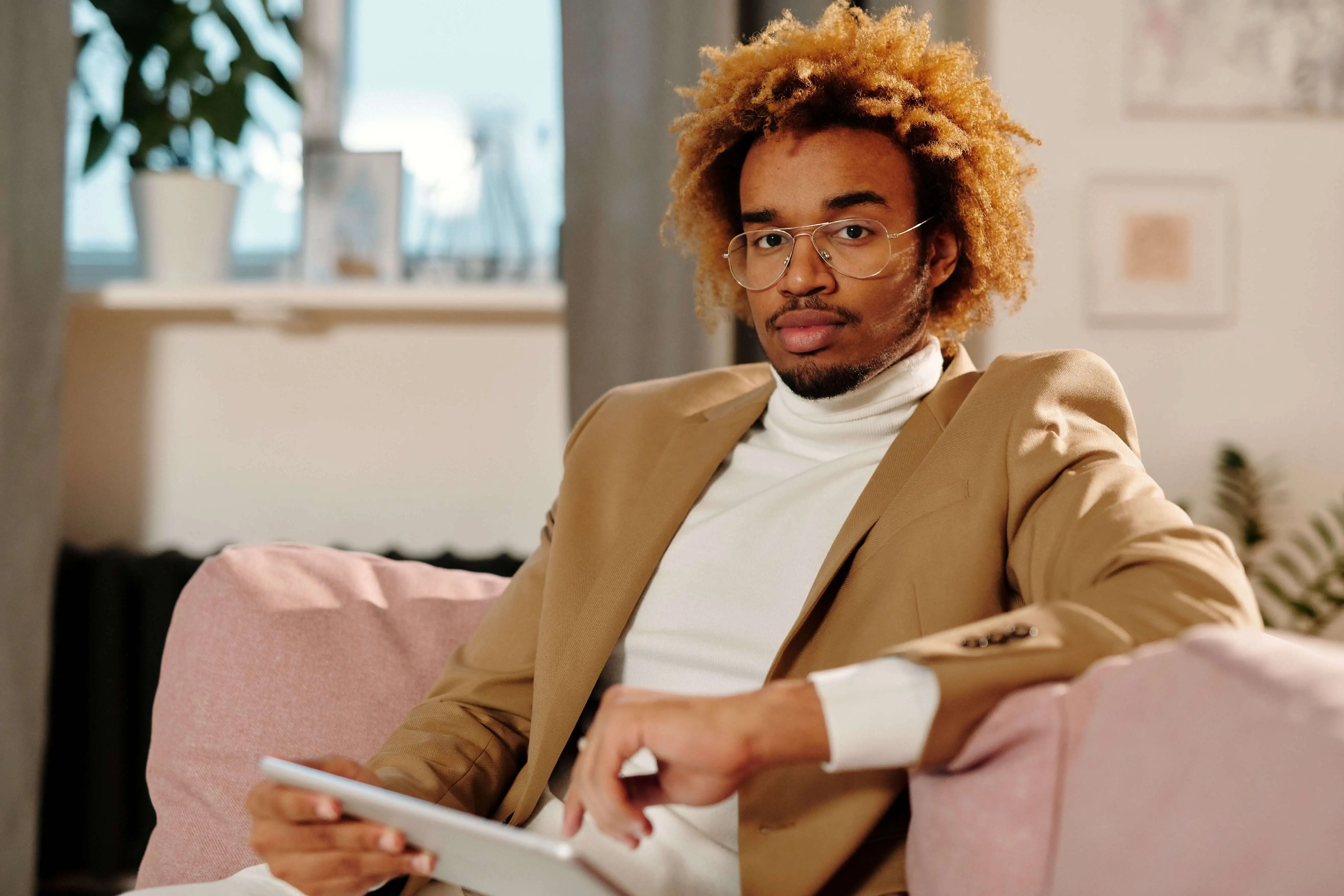 Homem utilizando tablet em ambiente corporativo, simbolizando o uso de dados estratégicos e relatórios inteligentes para gestão e divulgação de eventos.