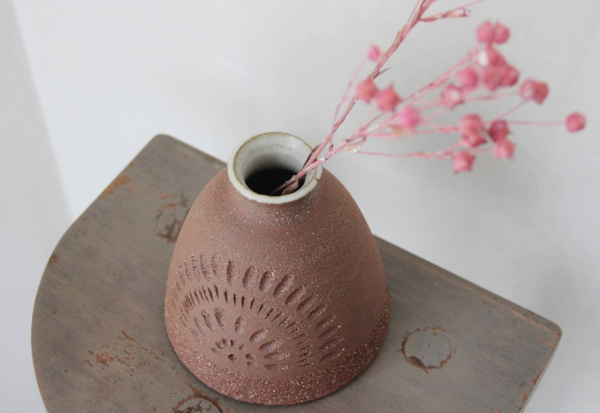 Soliflore en grès rose brique à motif soleil gravé, argile apparente – céramique artisanale La Baule