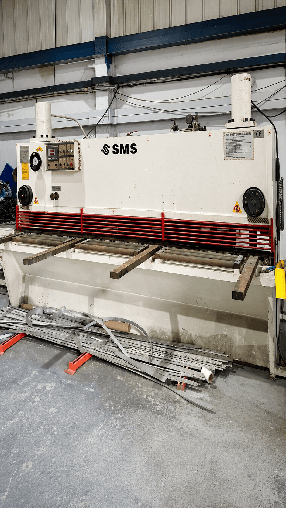 Long-bed cutting machine for metal sheets