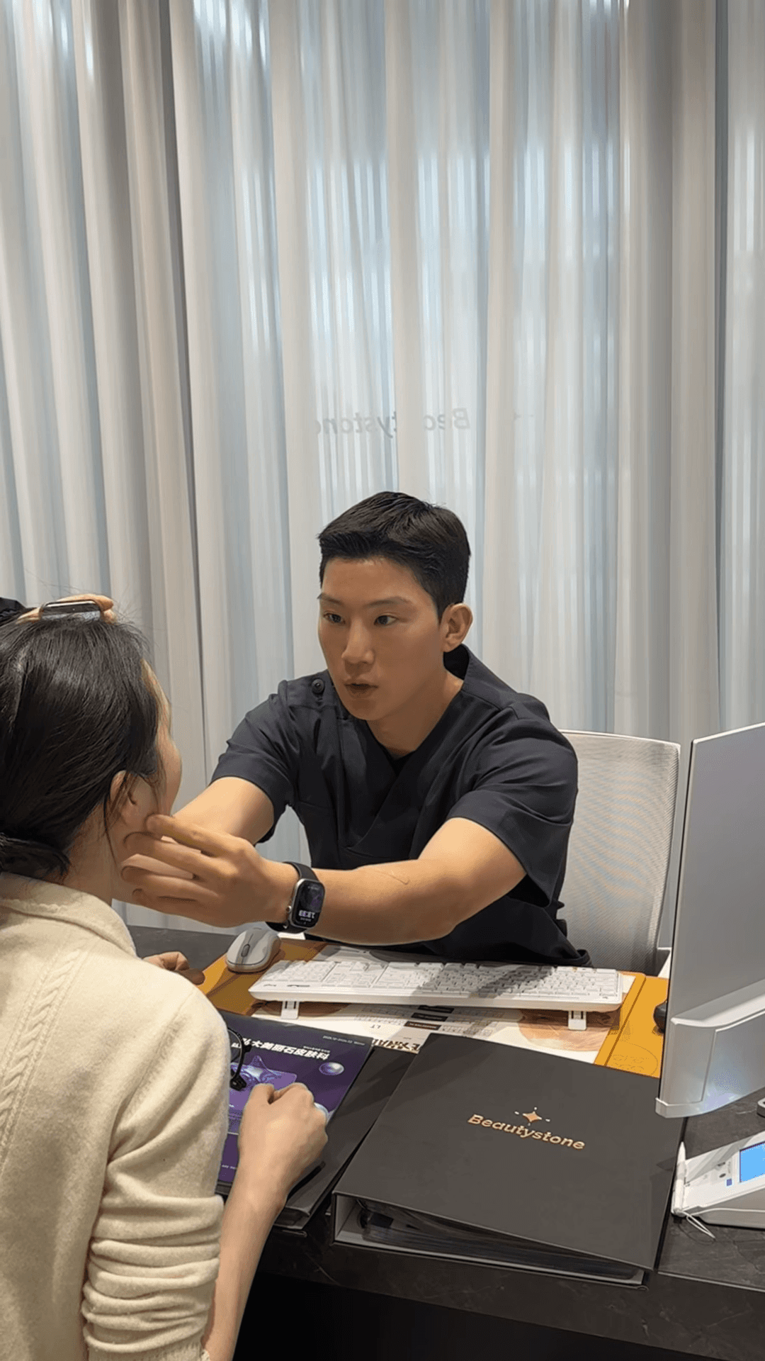 팔자주름 보톡스 함부로 맞았다간... '입 돌아감' 주의보