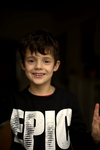 Dětská fotografie - chlapec usmívající se v okně