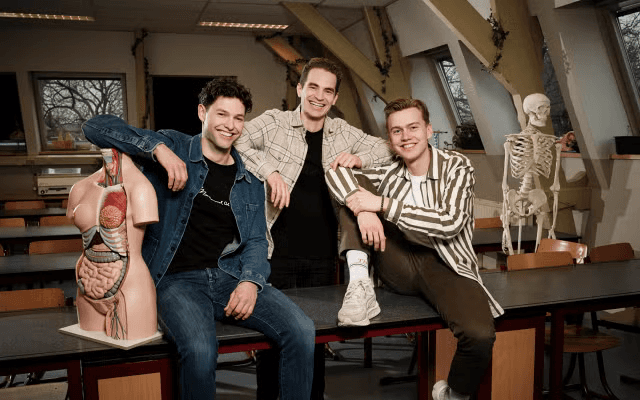 Joost, Mathijs en Jonne, de oprichters van JoJoschool, in een lokaal