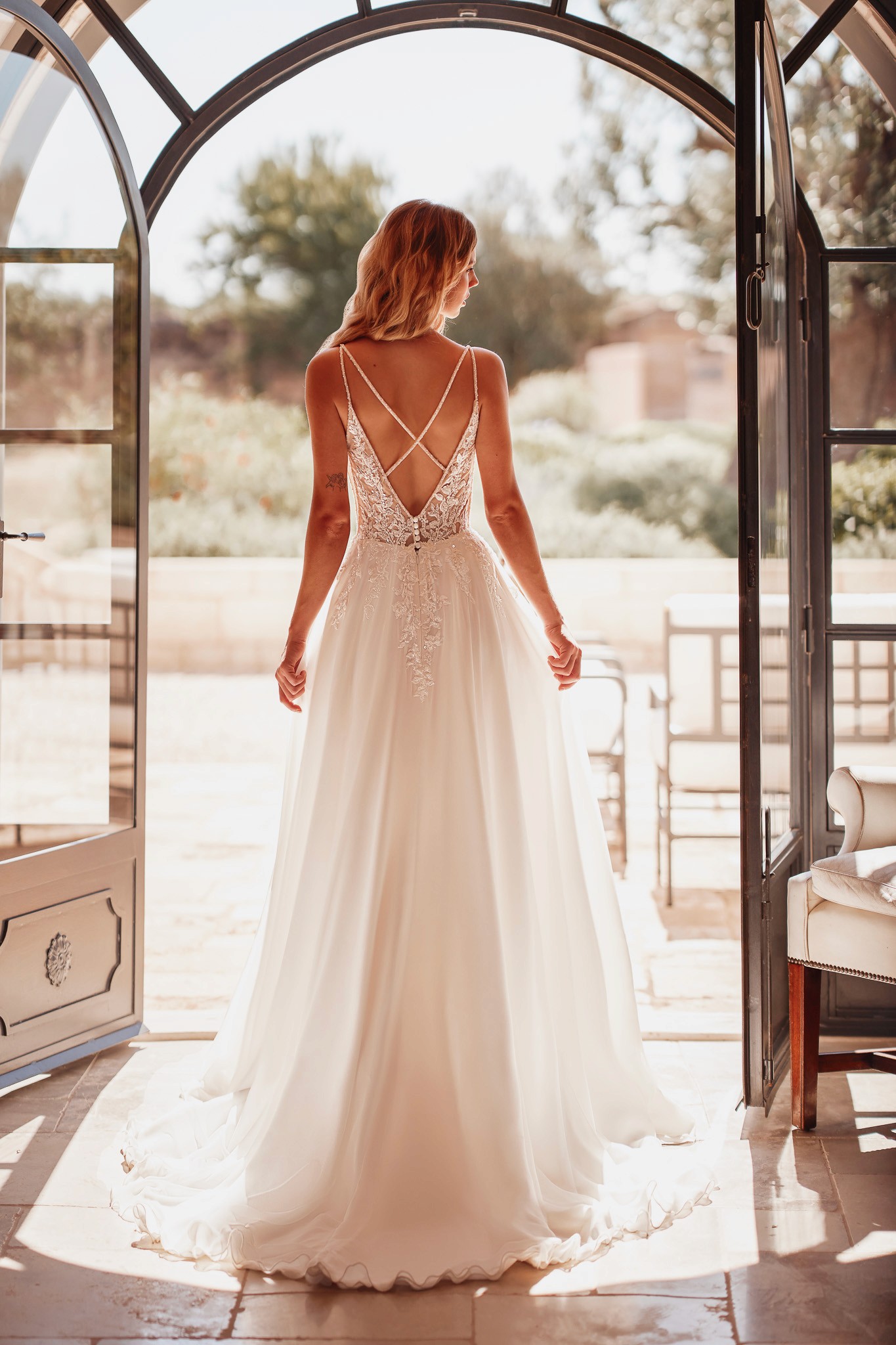 Elegantes Brautkleid mit tiefem Rücken und filigranen Details