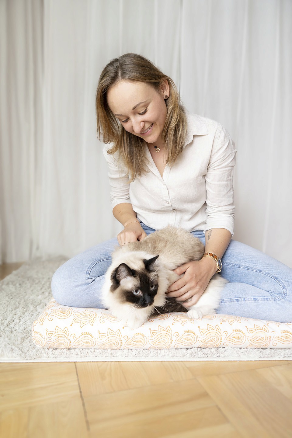 Nicole Rathmayr behandelt eine Katze energetisch