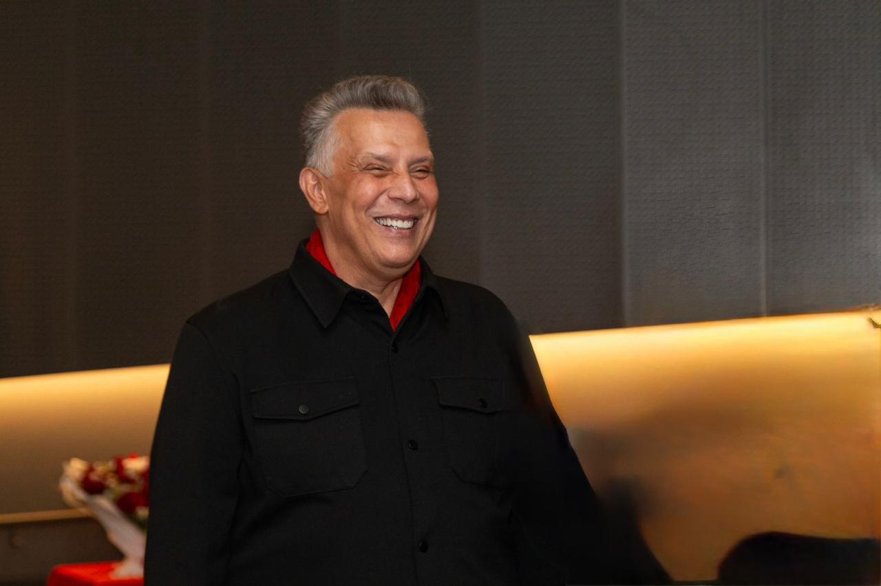 Foto de Christiano Ramos, Fundador e presidente da ONG, vestido de terno preto e discursando 