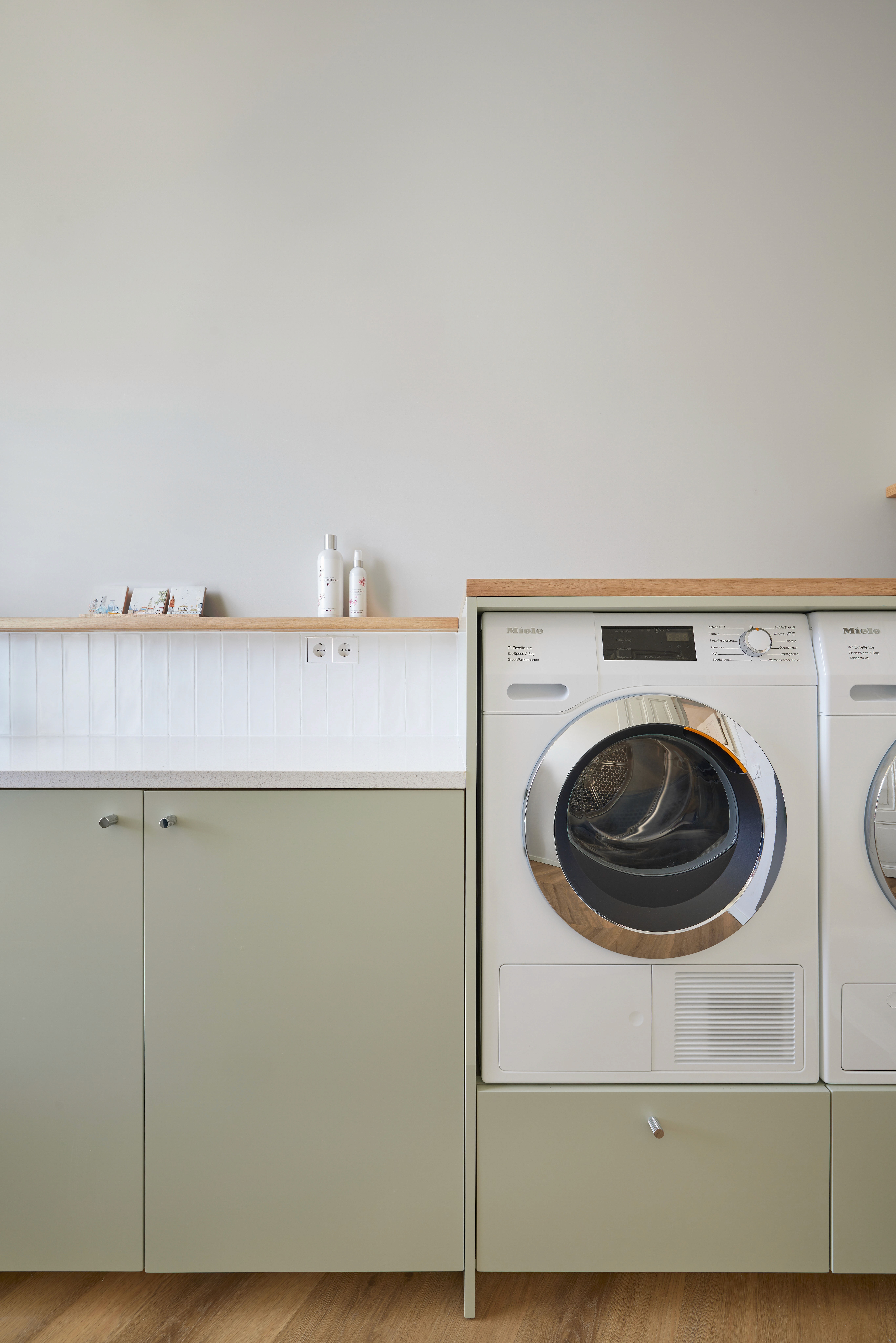 Positive Space, herenhuis - waskamer staand 2