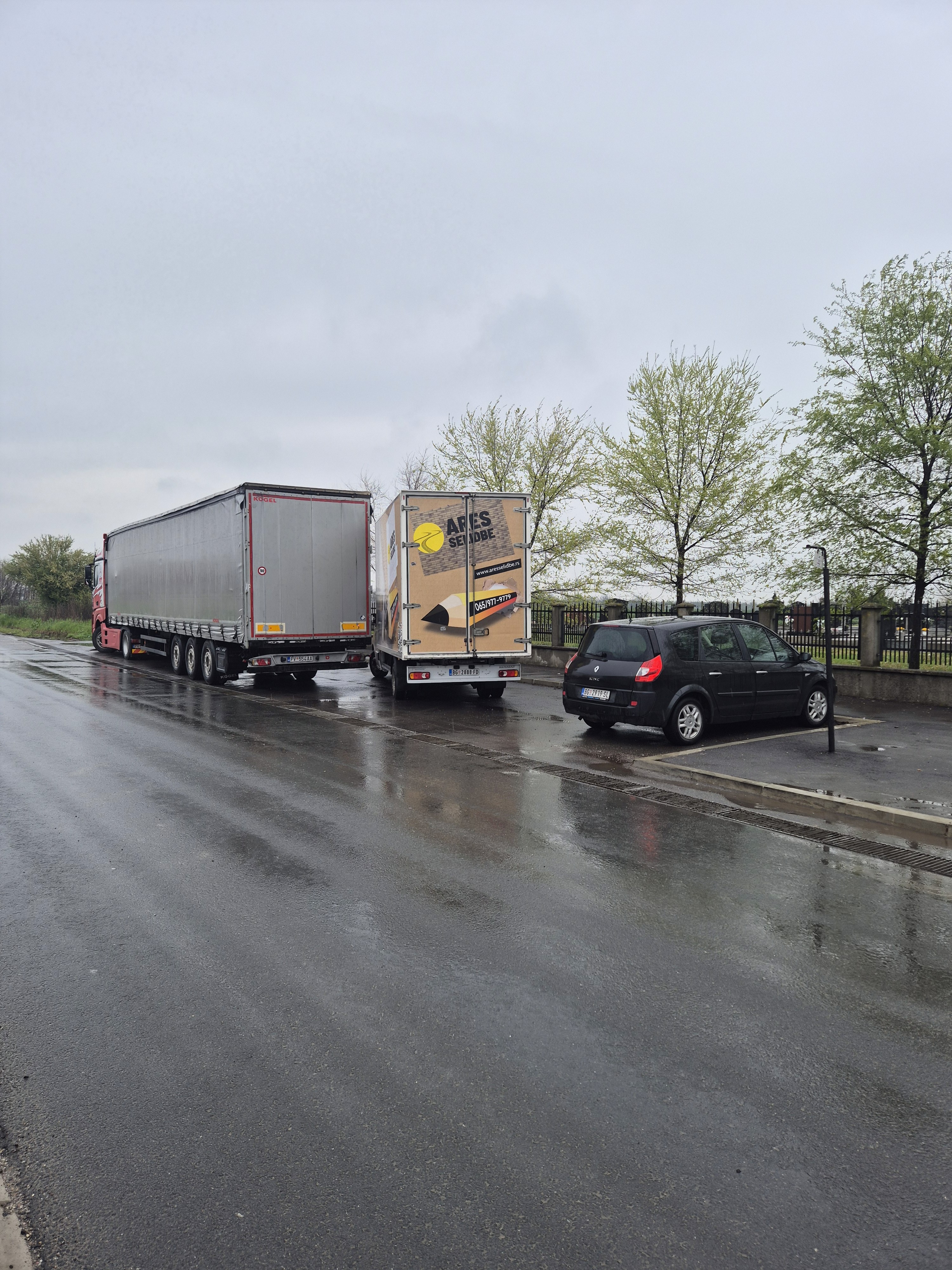 Kamion Ares Selidbe parkiran na ulici tokom selidbe u Beogradu po kišnom vremenu