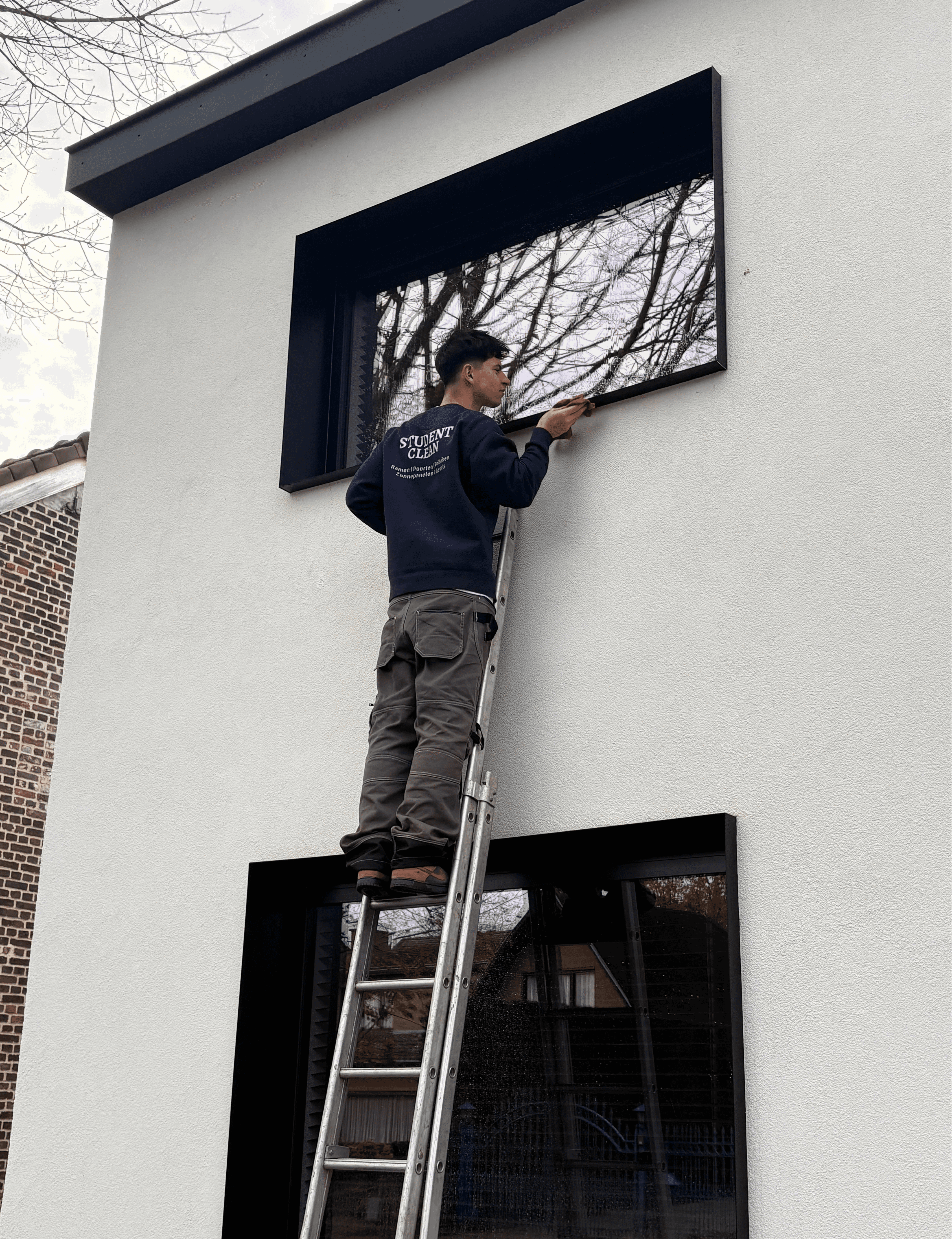 Jongen raam aan het afvegen