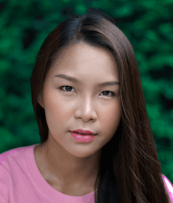 woman in pink crew-neck shirt in closeup photography