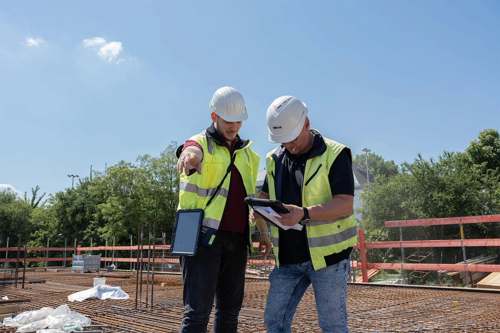 Fries Architekten zwei Projektleiter Bauüberwacher auf Baustelle