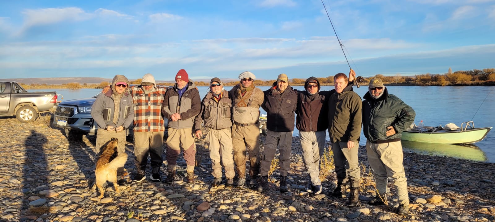 Grupo de pescadores a la orilla del río