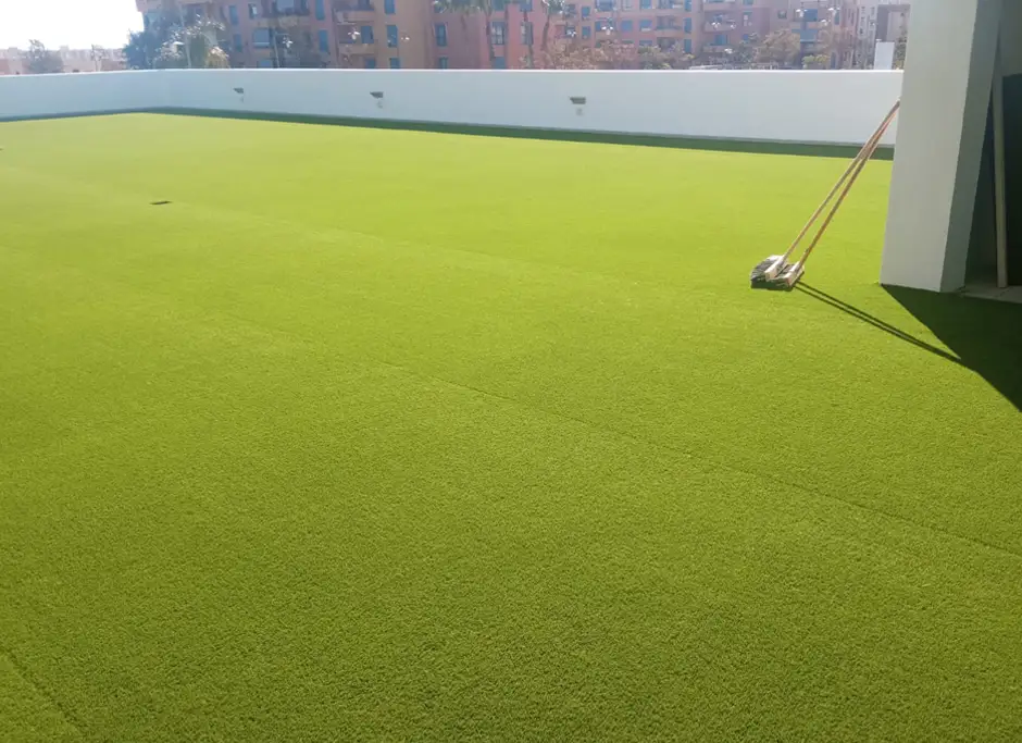 cancha de futbol con velas de sombra azul