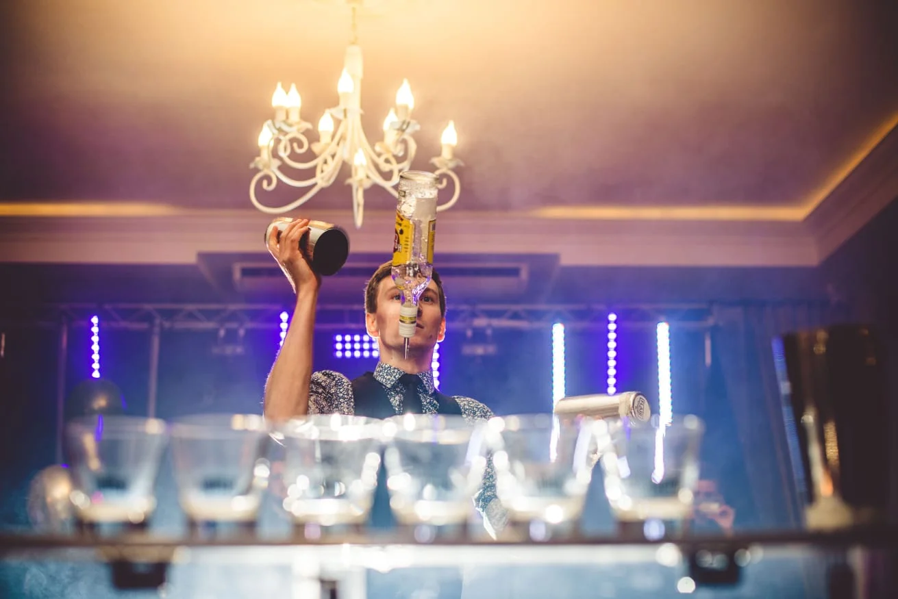 elegancki koktajl przygotowywany przez barmana na wesele przy pomocy sitka