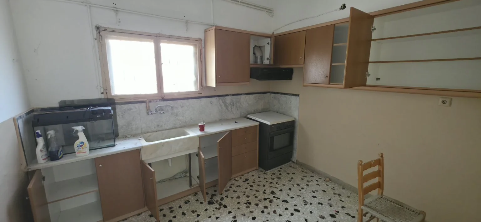 Η παλιά κουζίνα πριν από την ανακαίνιση της ισόγειας κατοικίας 111 τ.μ. στη Νέα Μάκρη.
