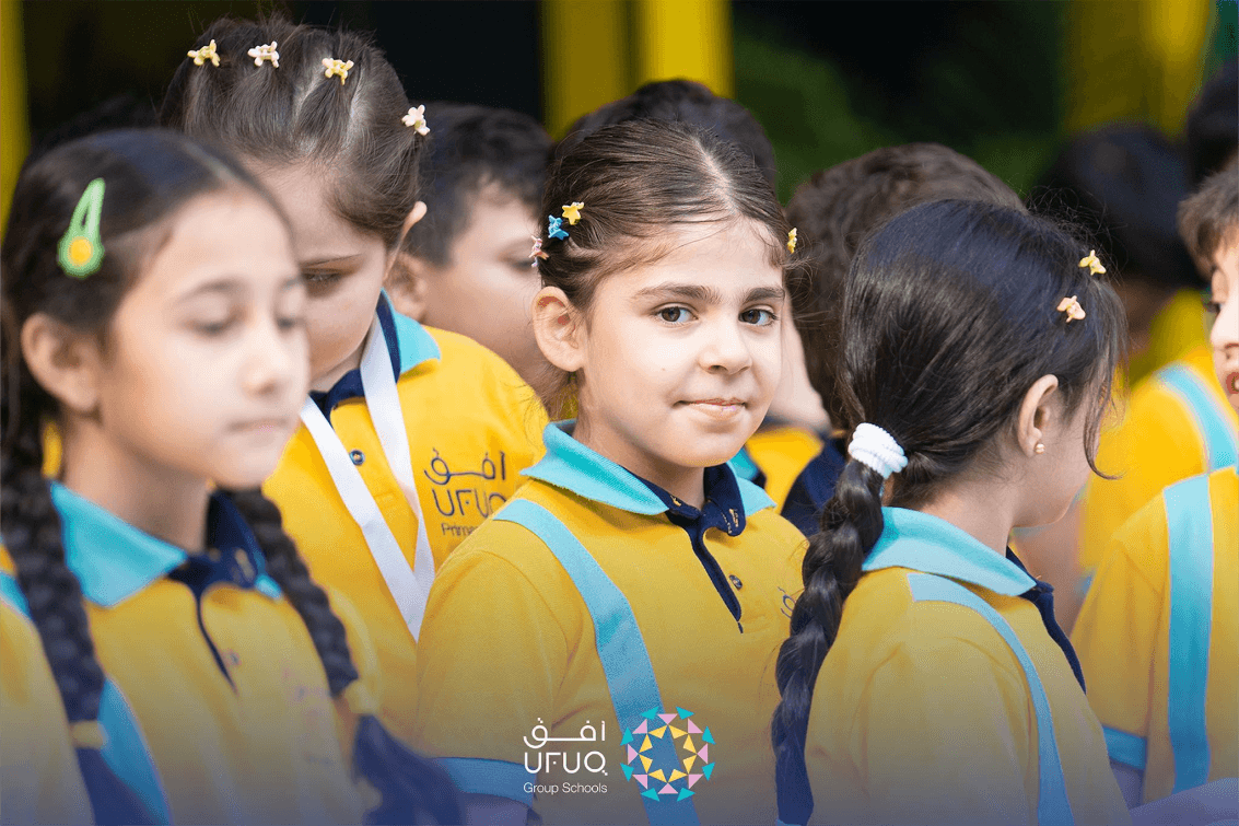 اطفال يرتدون الزي الرسمي