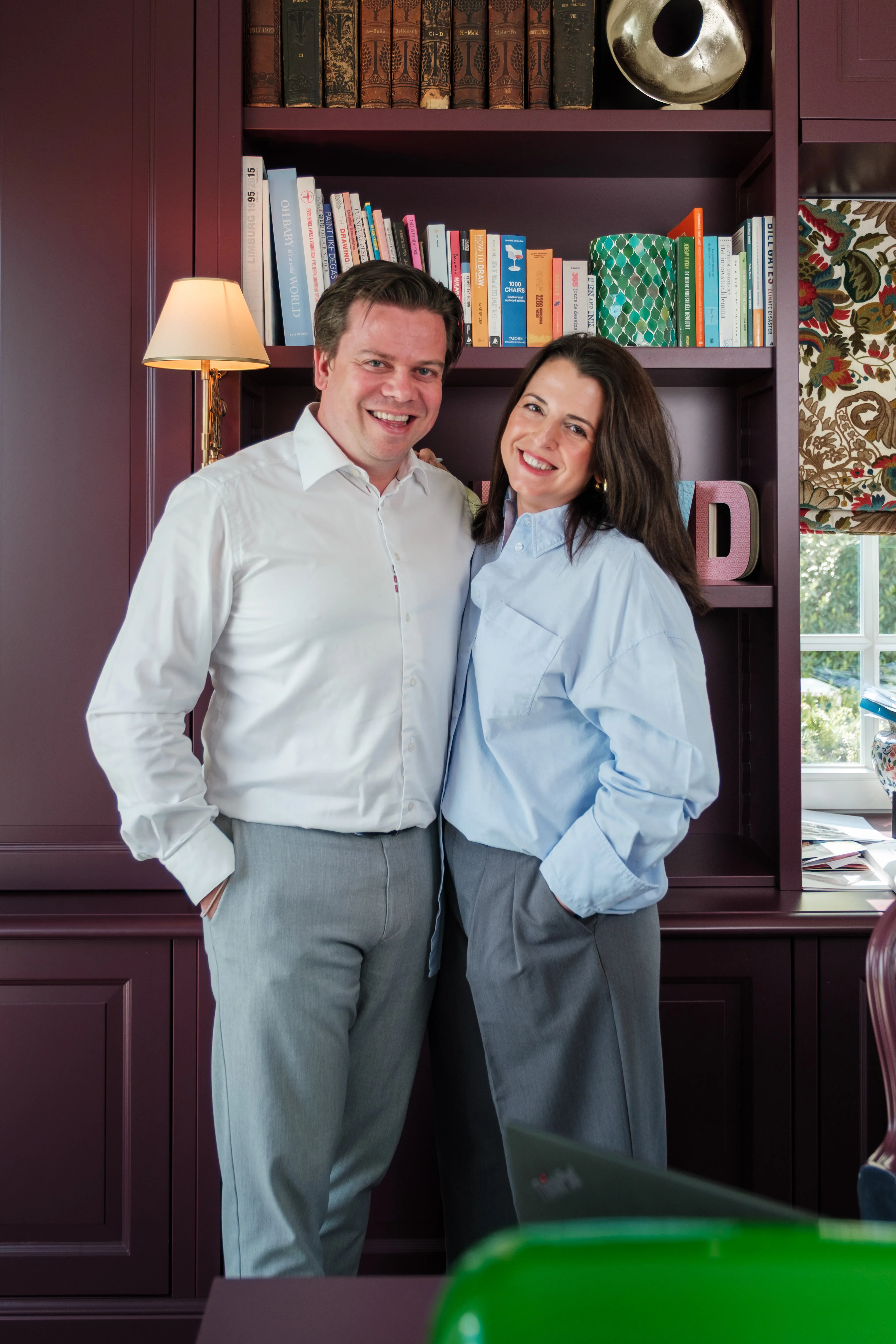 man en vrouw voor boekenkast