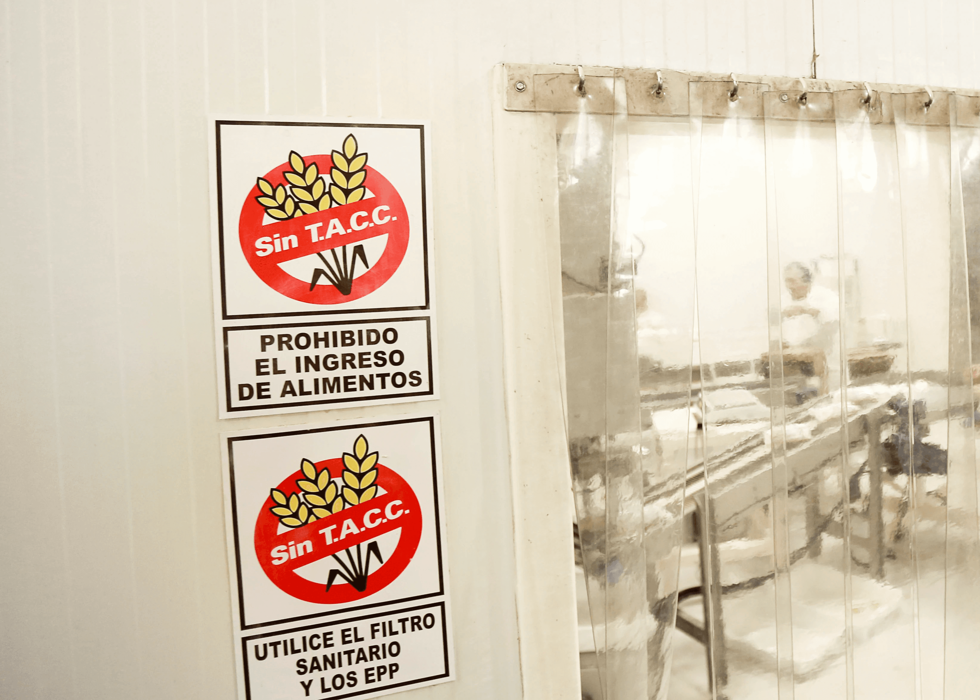 Productos industriales PQL listos para control de calidad y distribución.