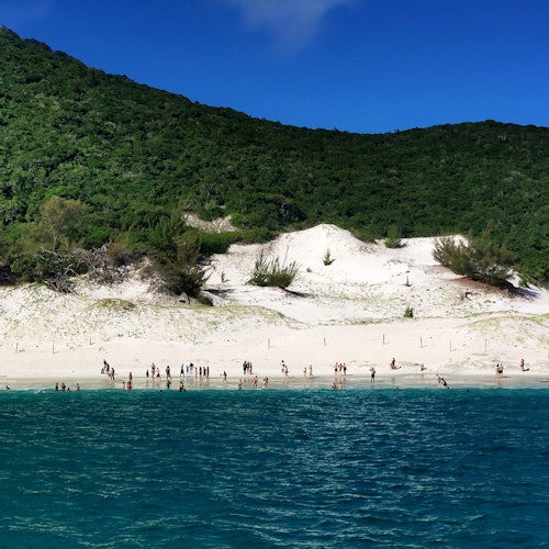 Arraial do Cabo: Tur ghidat cu barca + Transfer dus-întors + Bilete pentru prânz în Rio de Janeiro