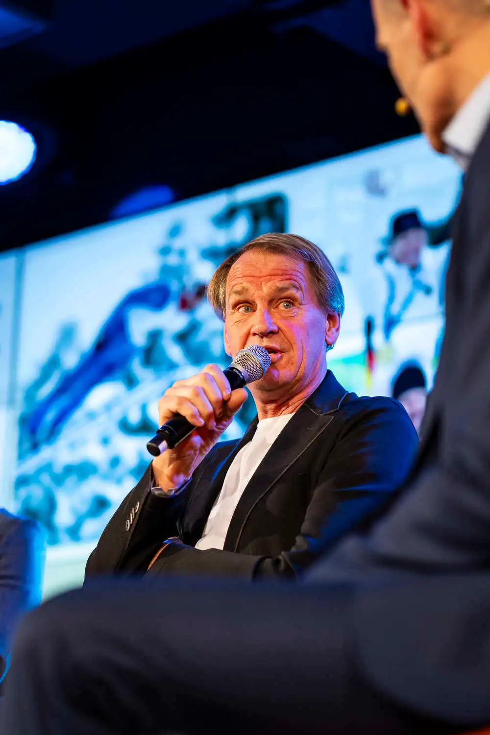 Markus Wasmeier speaking during a discussion at Stuttgarter Sportgespräch 2025