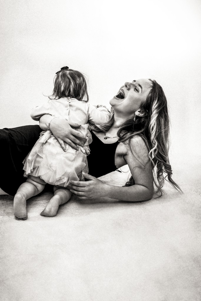 Vintage red Cadillac decorated with white lace ribbon and fresh flowers for a French wedding — elegant detail from a timeless celebration. Cadillac rouge vintage décorée d’un ruban de dentelle blanche et de fleurs fraîches pour un mariage français — détail élégant d’une célébration intemporelle.