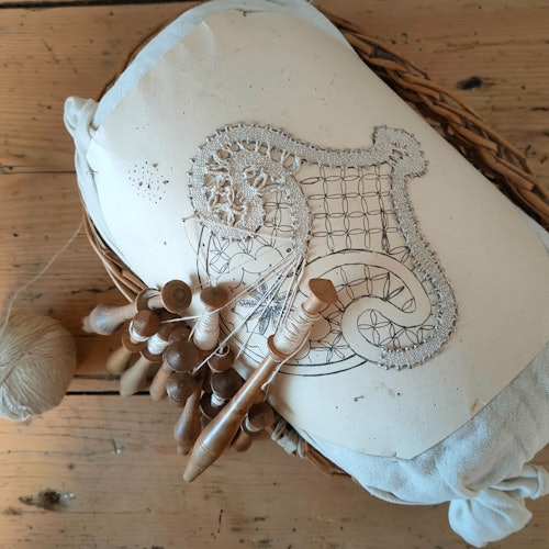 Renda bobbin, juga dikenal sebagai renda bantalan