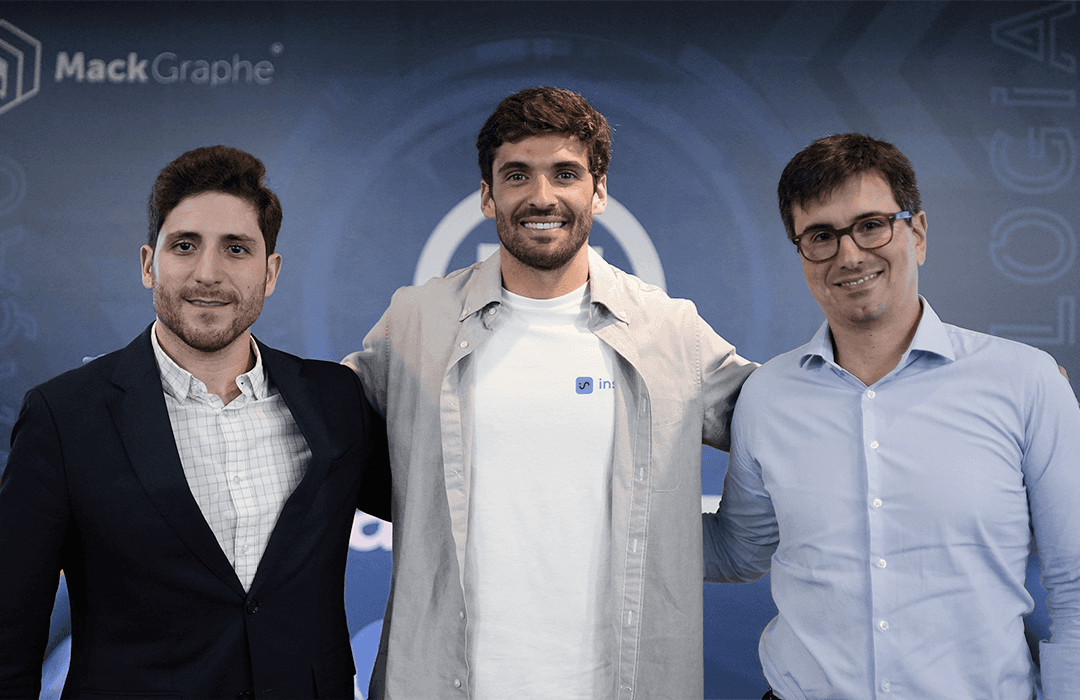Três homens posam para foto em evento da Faculdade de Direito do Mackenzie