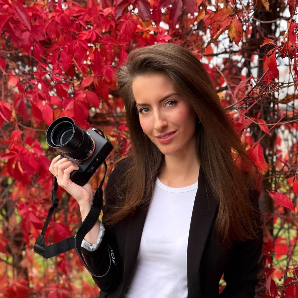 Profesionální business portrét Moniky v přírodě