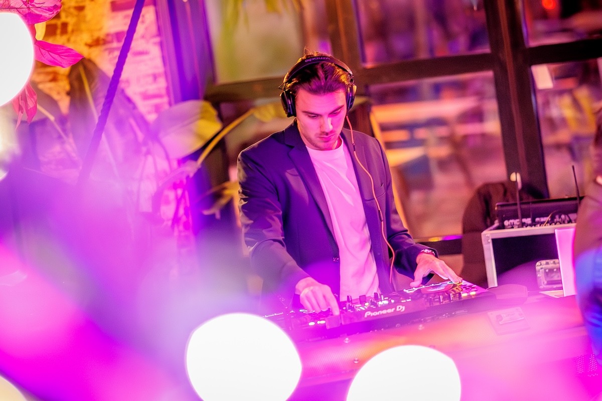 DJ Lars Woudenberg is lekker aan het draaien