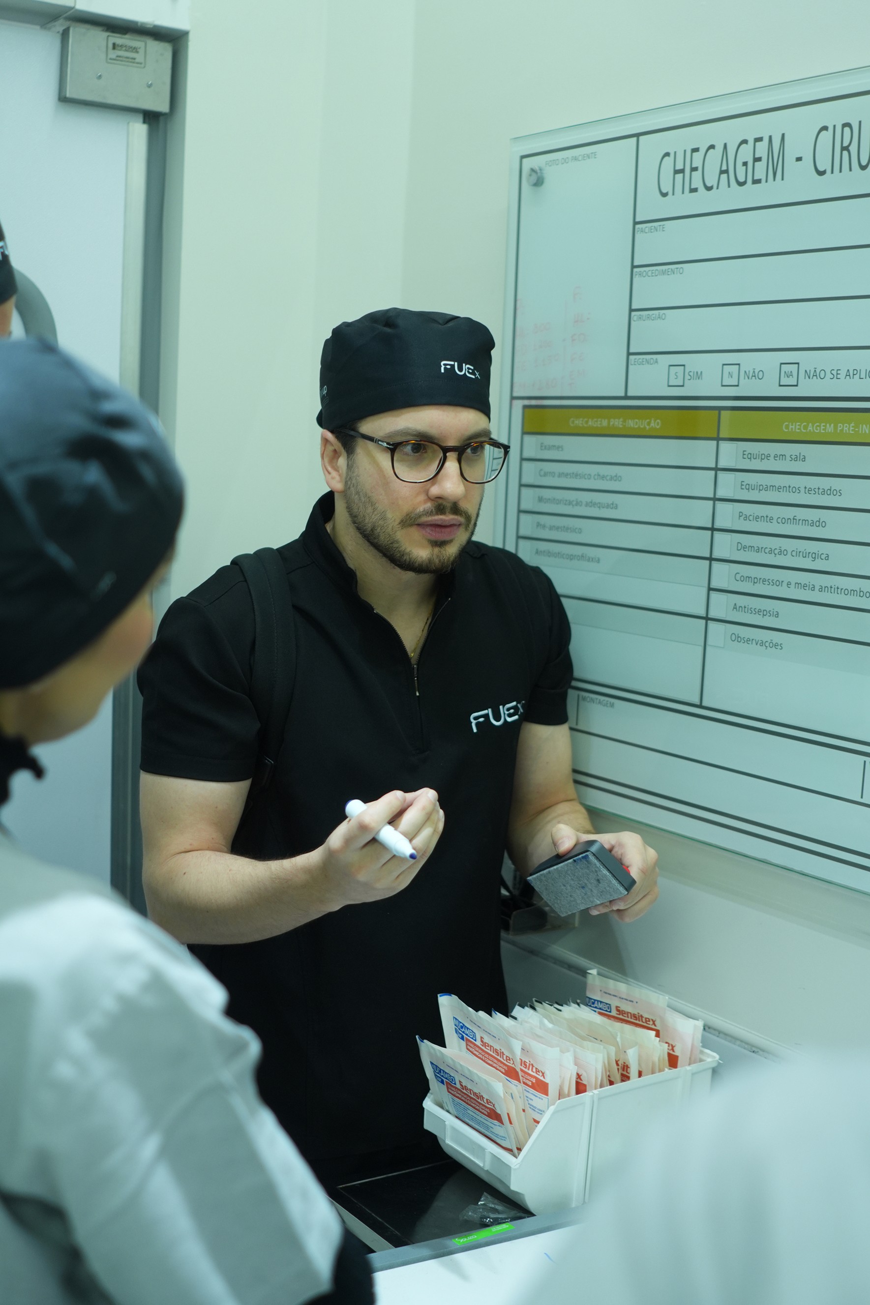 Dr. Helio Acciolly preparando o centro cirurgico no Fuex. 