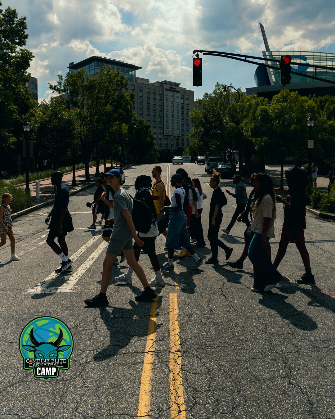 Les stagiaires traversant la rue près du Centennial Olympic Park à Atlanta.