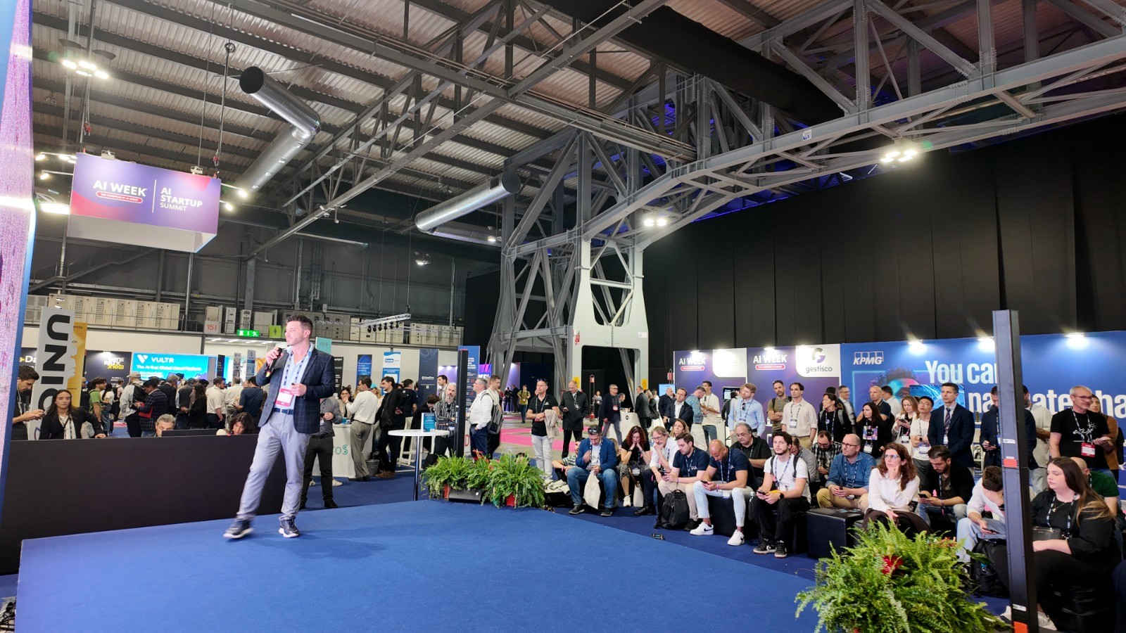 Slide What if your next hire was an AI agent con Vincenzo Piccolo sul palco di AI Week