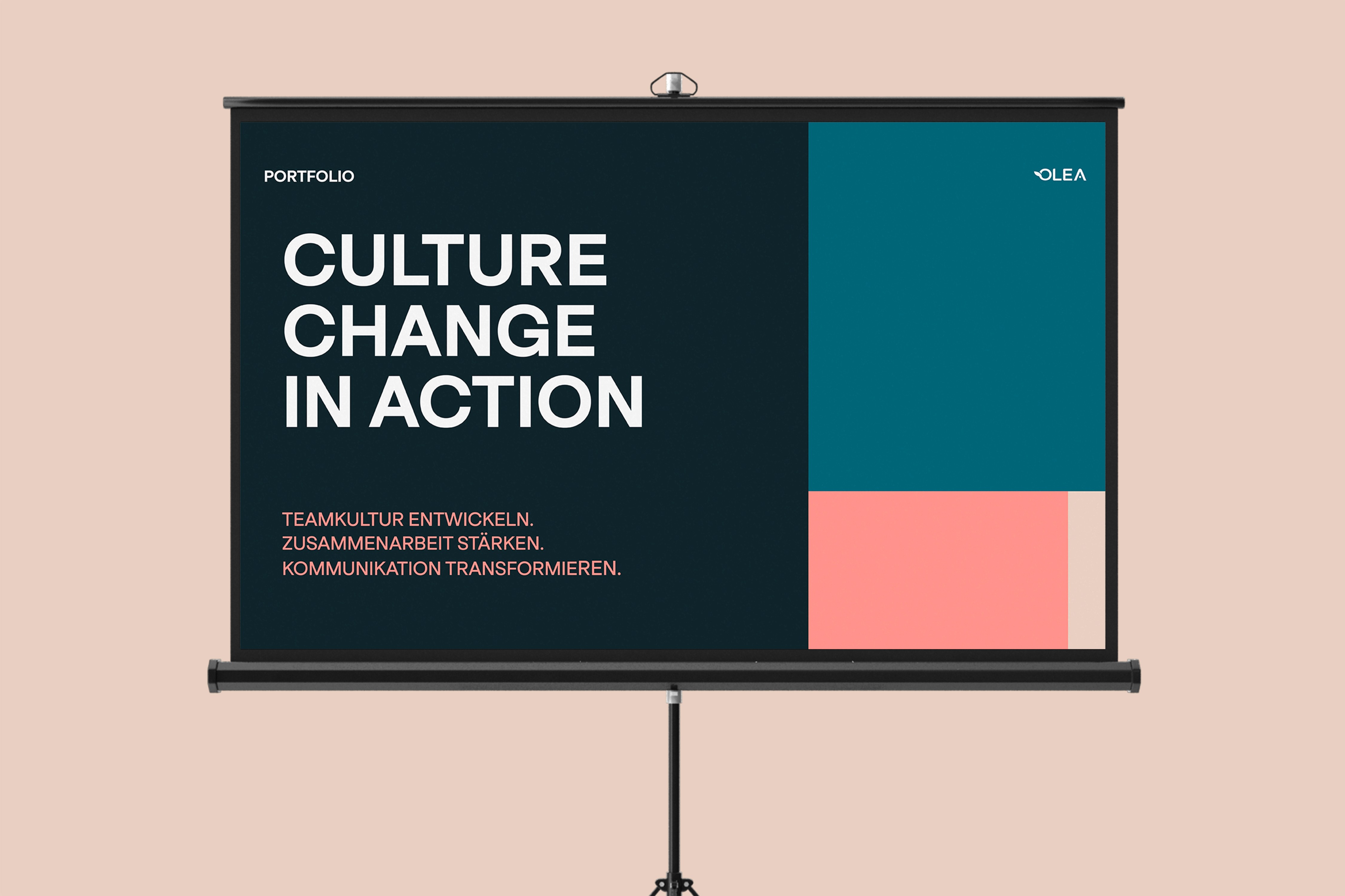 Screen mit Aufschrift ‘Culture in Action’ und ‘Kultur-Wandel in Aktion’ auf beigem Hintergrund mit blauem, rosafarbenem und beigem Farbblock-Design