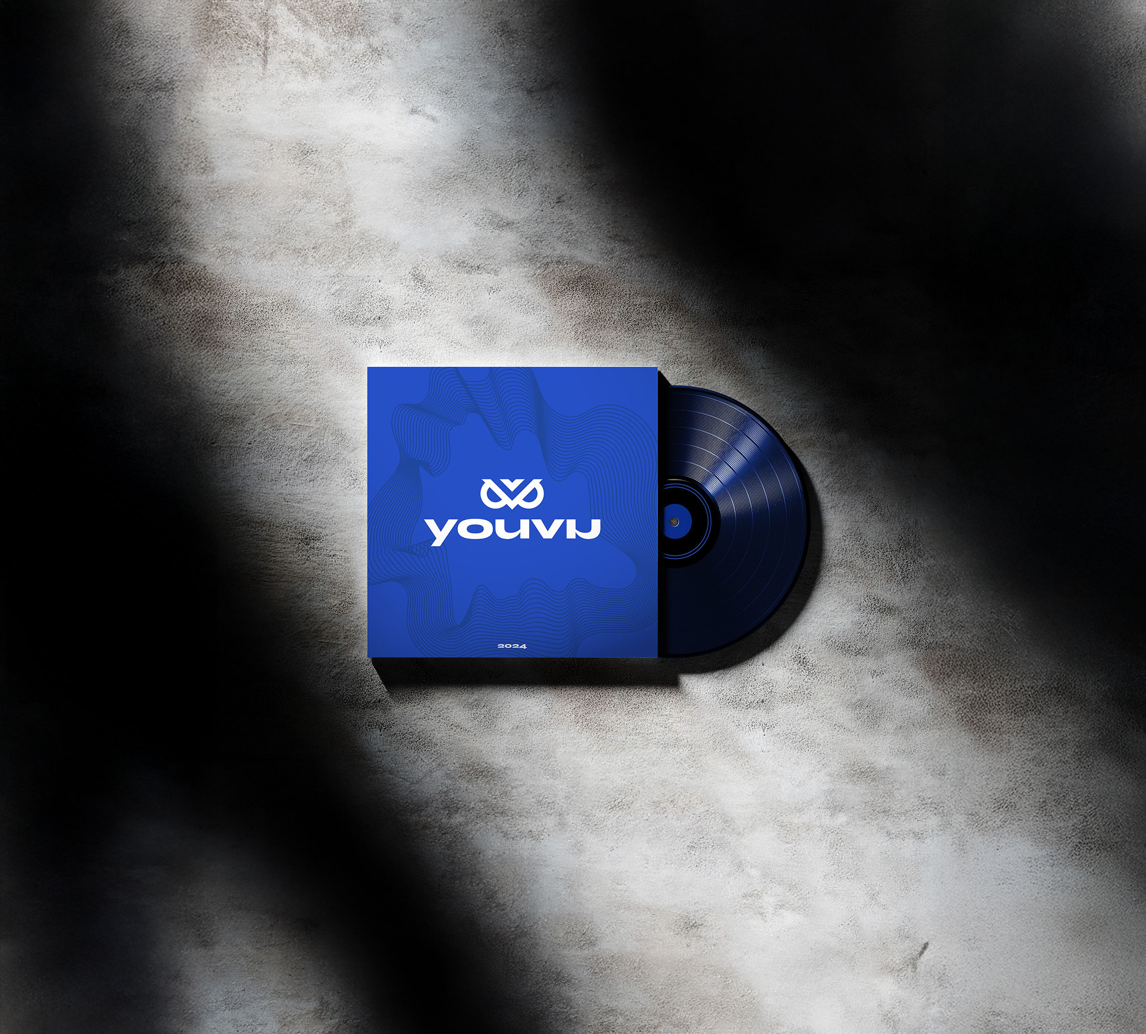 Zdjęcie przedstawiające płytę winylową z logo Youvu